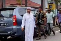 Kuasa hukum warga, Andi Mahmudi, SH saat bersama sebagian warga depan Kantor Ditreskrimsus Polda Kalsel
(Foto Istimewa)