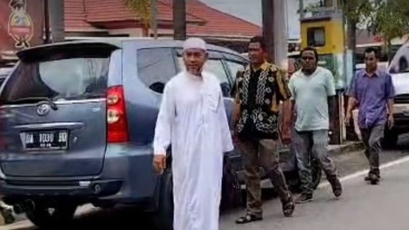 Kuasa hukum warga, Andi Mahmudi, SH saat bersama sebagian warga depan Kantor Ditreskrimsus Polda Kalsel
(Foto Istimewa)
