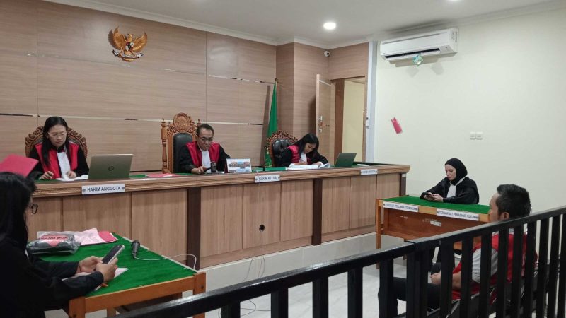 Herry Mulyadie alias Ari saat mendengarkan putusan majelis hakim di PN Banjarmasin (Foto Istimewa)