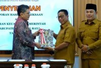 Bupati Heriyus didampingi Wabup Rahmanto Muhidin saat menerima LKPD Mura Tahun 2024 (foto: Diskominfo)