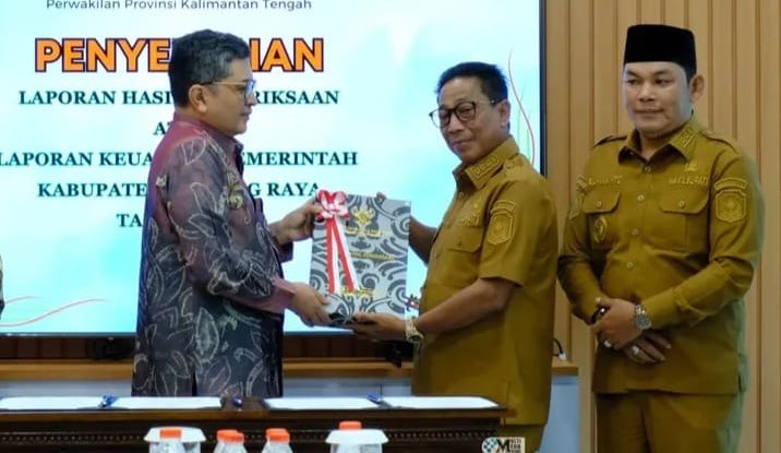 Bupati Heriyus didampingi Wabup Rahmanto Muhidin saat menerima LKPD Mura Tahun 2024 (foto: Diskominfo)