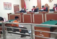 Amrozi alias Raji tertunduk lesu saat menjalani sidang perdana di Pengadilan Negeri Banjarmasin, Senin (27/10/2025) (Foto Istimewa)