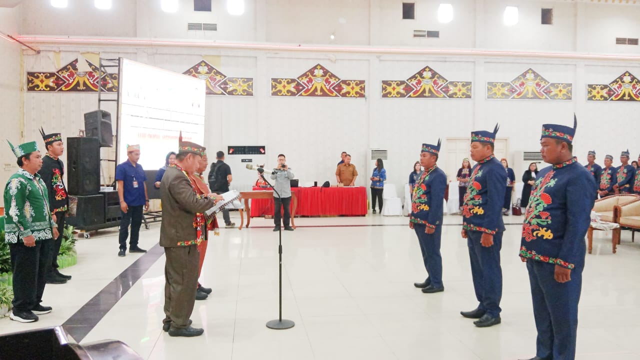 Bupati Heriyus saat melantik tiga Damang di GPU Tira Tangka Balang (foto: Maya)