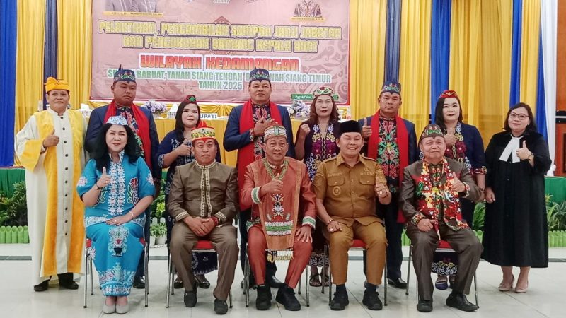 Bupati Heriyus saat melantik tiga Damang di GPU Tira Tangka Balang (foto: Maya)
