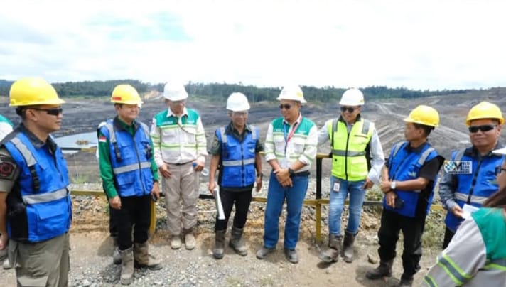 Bupati Heriyus saat kunker ke PT Adaro Minerals Indonesia Site Maruwai Coal di Desa Tumbang Baloi, Kec. Barito Tuhup Raya (foto: Diskominfo)
