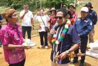 Bupati Heriyus saat menghadiri Panen Ikan Perdana BUMDes Hopakat Maju Bersama di Desa Sungai Lunuk (foto: Diskominfo)
