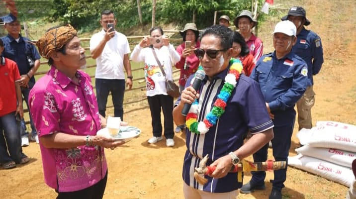 Bupati Heriyus saat menghadiri Panen Ikan Perdana BUMDes Hopakat Maju Bersama di Desa Sungai Lunuk (foto: Diskominfo)