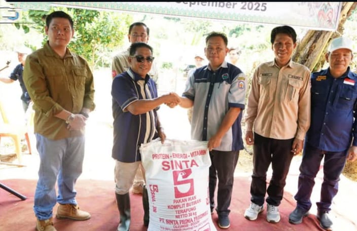 Bupati Heriyus saat menghadiri Panen Ikan Perdana BUMDes Hopakat Maju Bersama di Desa Sungai Lunuk (foto: Diskominfo)