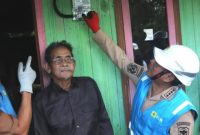 Bupati Heriyus nyalakan listrik pertama di Desa Hingan Tokung, Kecamatan Barito Tuhup Raya (foto: Diskominfo)