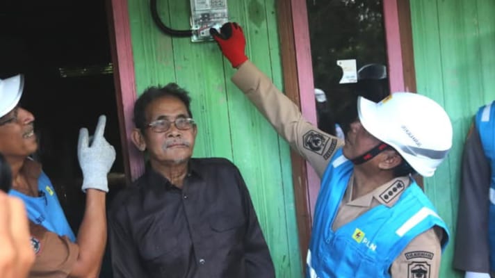 Bupati Heriyus nyalakan listrik pertama di Desa Hingan Tokung, Kecamatan Barito Tuhup Raya (foto: Diskominfo)