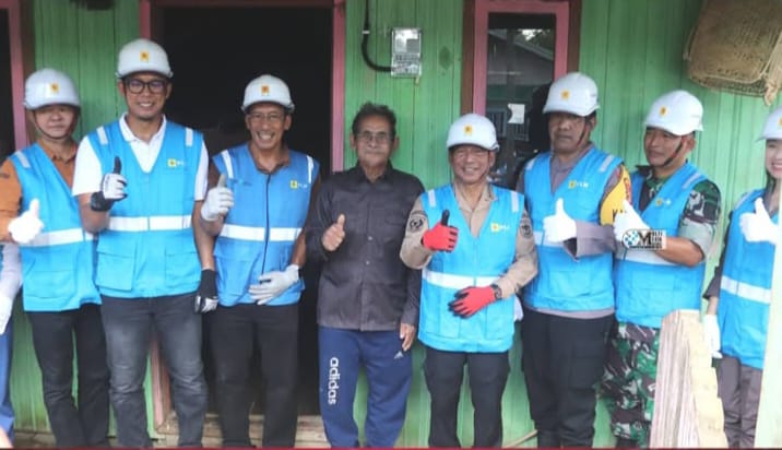 Bupati Heriyus nyalakan listrik pertama di Desa Hingan Tokung, Kecamatan Barito Tuhup Raya (foto: Diskominfo)