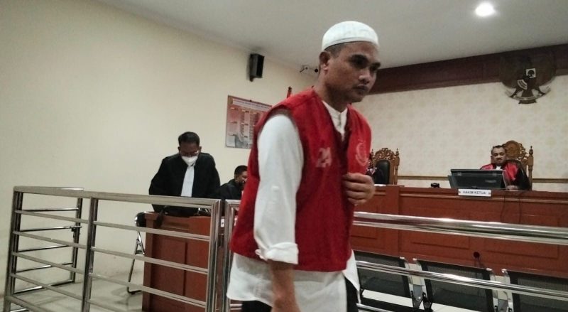 Tubagus Fathul Azim alias Martin YZ alias Xcsoot alias Feelgood usai mendengarkan dakwaan jaksa di PN Banjarmasin (Foto Istimewa)