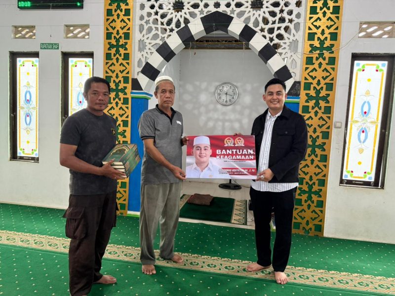 Senator Muhammad Hidayattollah Salurkan Bantuan Sosial Keagamaan