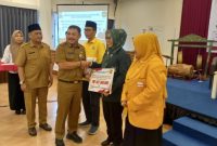 Staf Ahli Bupati kotabaru Johanuddin menyerahkan bantuan keuangan secara simbolis kepada Parpol kotabaru di Ball room Hotel di Kotabaru.