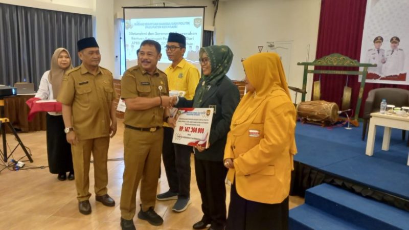 Staf Ahli Bupati kotabaru Johanuddin menyerahkan bantuan keuangan secara simbolis kepada Parpol kotabaru di Ball room Hotel di Kotabaru.