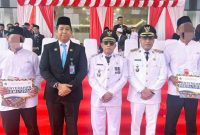 Bupati Kotabaru H M Rusli di dampingi Kalapas Kotabaru Doni Handriansyah memberikan surat Remisi kepada warga Binaan lapas, di halaman Kantor Bupati Kotabaru Sebelimbingan