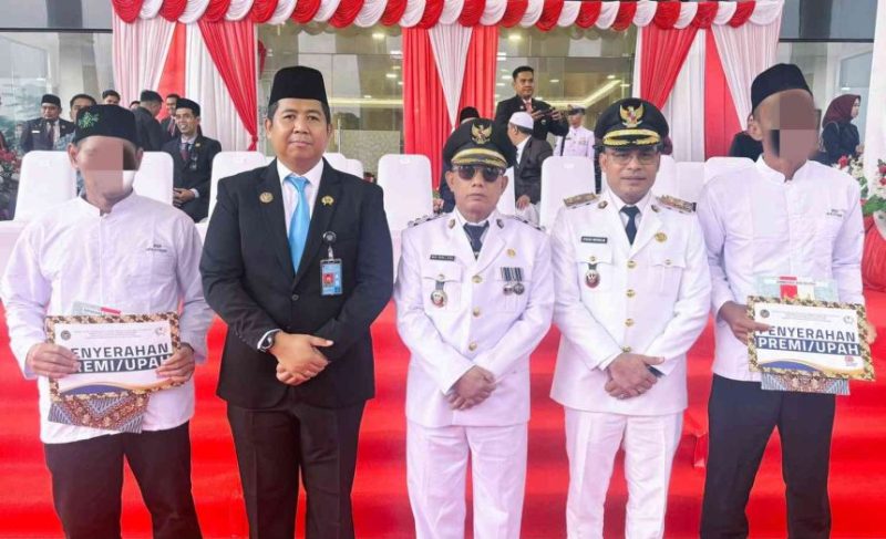 Bupati Kotabaru H M Rusli di dampingi Kalapas Kotabaru Doni Handriansyah memberikan surat Remisi kepada warga Binaan lapas, di halaman Kantor Bupati Kotabaru Sebelimbingan