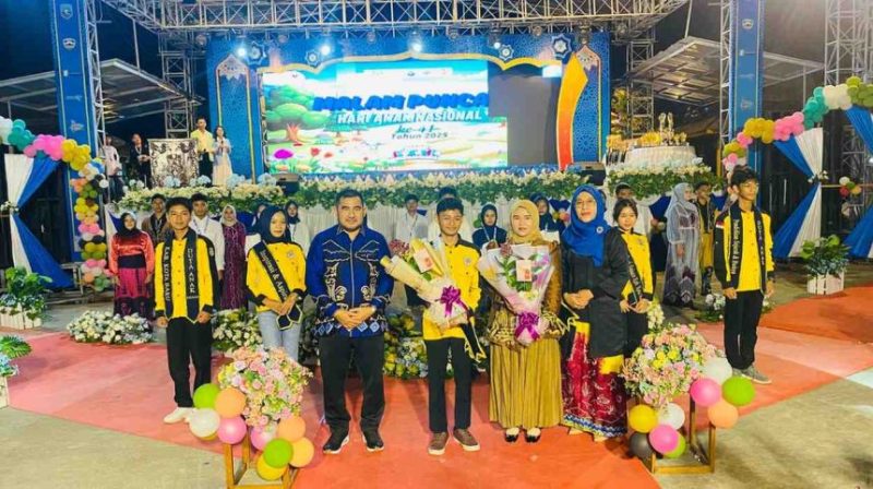 Suci Anisa Rusli Dilantik sebagai Bunda Forum Anak Daerah Kotabaru oleh Asisten I Setda H.Minggu Basuki di panggung wisata Siring Laut Kotabaru