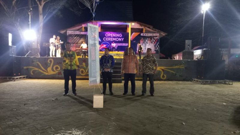 Sekda H.Eka Saprudin di dampingi Kadis Parpora Kotabaru membuka lomba Paralayang dan Gantolle internasionaldan nasionaldi wisata Pantai gedambaan Kotabaru