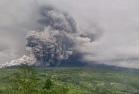 Gunung Semeru Erupsi, Muntahkan Material hingga 2.000 Meter dari Puncaknya