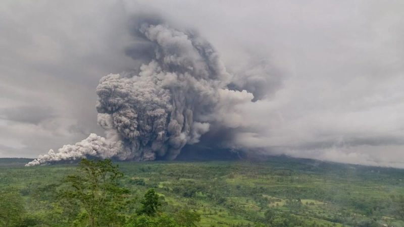 Gunung Semeru Erupsi, Muntahkan Material hingga 2.000 Meter dari Puncaknya