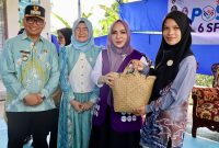 Ketua TP Posyandu Wasaka Provinsi Kalsel, Hj. Fathul Jannah Muhidin bersama jajaran anggota