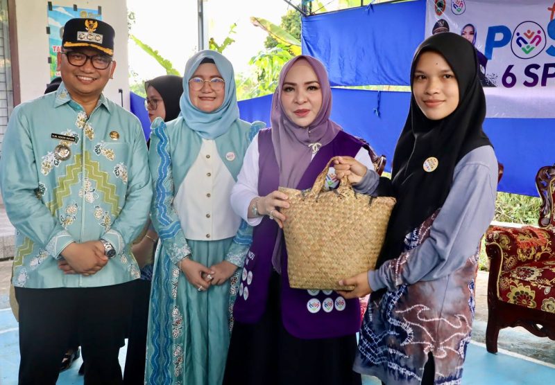 Ketua TP Posyandu Wasaka Provinsi Kalsel, Hj. Fathul Jannah Muhidin bersama jajaran anggota