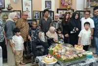 Keluarga besar pasangan HG (P) Rusdi Effendi AR dan Dra. Hj. Nuril Nikmatiar Sedar beserta anak dan cucu di HUT ke 52 Perkawinan,sekaligus HUT ke 51 Gusti Ervin Wardhana putra sulung mereka (Foto Istimewa)