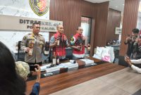 Dirreskrimum Polda Kalsel Kombes Pol Frido Situmorang didampingi Kabid Humas Kombes Pol Adam Erwindi dan Wadir Reskrimum AKBP Diaz Sasongko saat press release pengungkapan miras oplosan, Selasa (18/11/2025). (foto: Mercy)