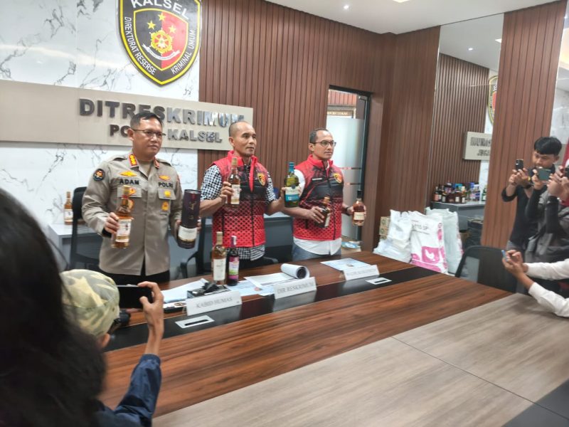 Dirreskrimum Polda Kalsel Kombes Pol Frido Situmorang didampingi Kabid Humas Kombes Pol Adam Erwindi dan Wadir Reskrimum AKBP Diaz Sasongko saat press release pengungkapan miras oplosan, Selasa (18/11/2025). (foto: Mercy)