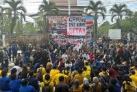 Aksi sejumlah BEM seluruh mahasiswa di Kalsel saat demo di halaman Kantor DPRD Kalsel, Rabu (26/11/2025). (foto: istimewa)
