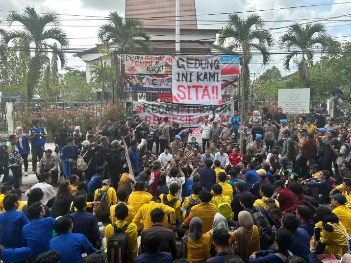 Aksi sejumlah BEM seluruh mahasiswa di Kalsel saat demo di halaman Kantor DPRD Kalsel, Rabu (26/11/2025). (foto: istimewa)
