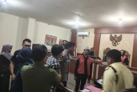 Suasana sidang yang nyaris ricuh ketika kakak kandung kedua korban merangsek kedepan dan berusaha menyerang terdakwa (Foto Mercy)
