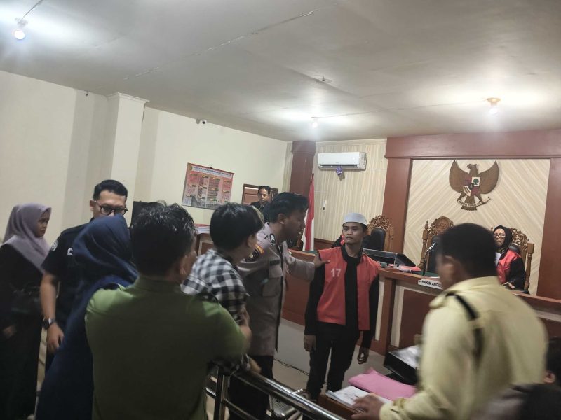 Suasana sidang yang nyaris ricuh ketika kakak kandung kedua korban merangsek kedepan dan berusaha menyerang terdakwa (Foto Mercy)
