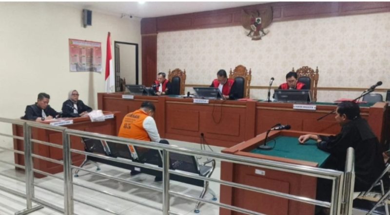 Suasana pembacaan putusan terdakwa tangan kanan terduga gembong narkoba jaringan internasional, Fredy Pratama yakni Muhammad Rivaldo Miliandri Gozal Silondae alias Aldo alias KIF alias Dion alias Fito alias Tommy alias Faldi di Pengadilan Negeri Banjarmasin, Senin (3/11/2025) lalu (Foto: Istimewa)