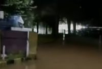 Air merendam kawasan Jalan Jafri Zam Zam Banjarmasin malam kemarin (foto Istimewa)
