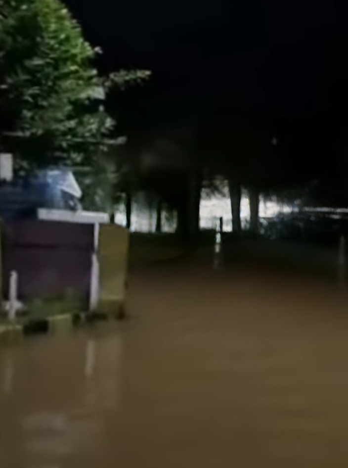 Air merendam kawasan Jalan Jafri Zam Zam Banjarmasin malam kemarin (foto Istimewa)
