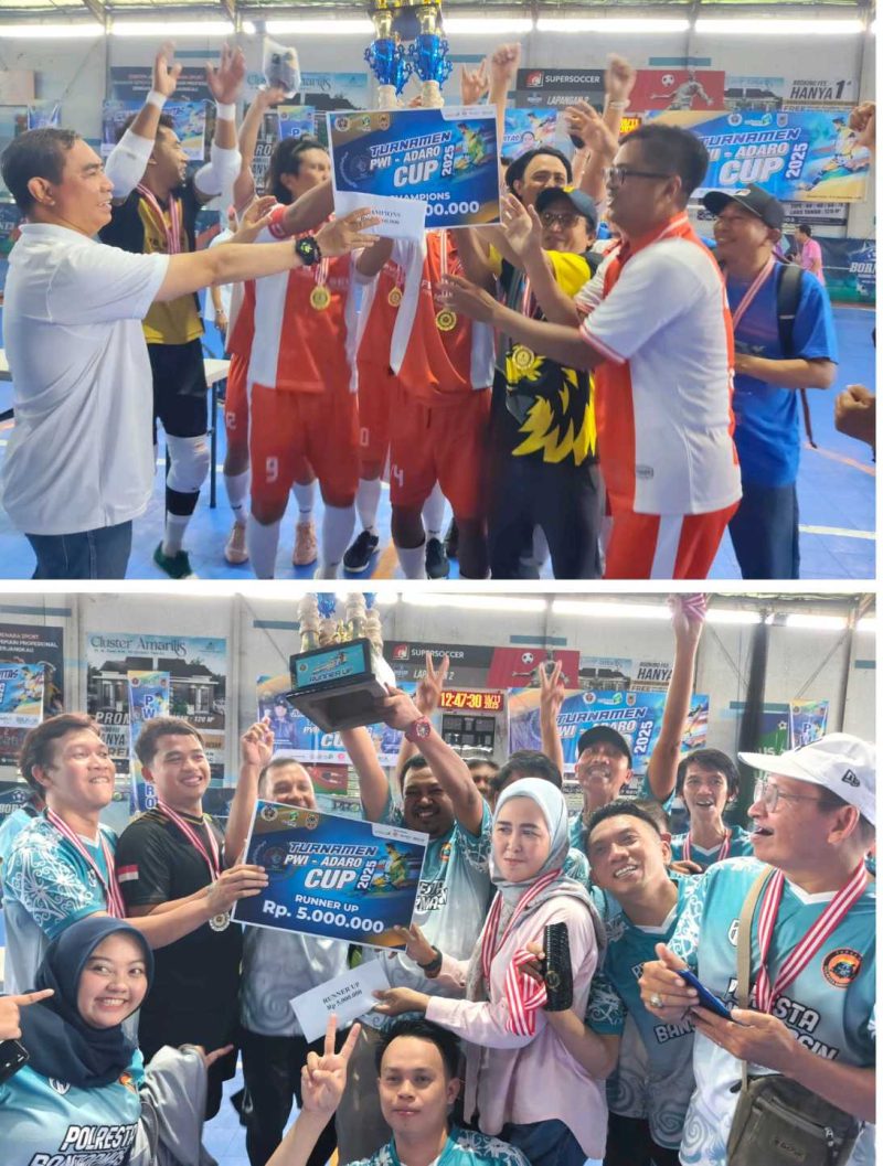Para pemain Forum Wartawan Ekonomi (FWE) merayakan kemenangan usai menerima trofi Juara 1 Turnamen Futsal PWI–Adaro Cup 2025 yang diserahkan langsung oleh Ketua PWI Kalsel, Ir. Zainal Helmi, di Borneo Indoor Futsal, Jalan HKSN, Banjarmasin Utara, Minggu (15/11/2025) (Atas) 

Skuad Press Room Polresta Banjarmasin berpose bersama trofi Runner Up Turnamen PWI–Adaro Cup 2025 setelah laga final yang berlangsung ketat dengan skor 2–1 (Bawah) ( Foto Mercy)