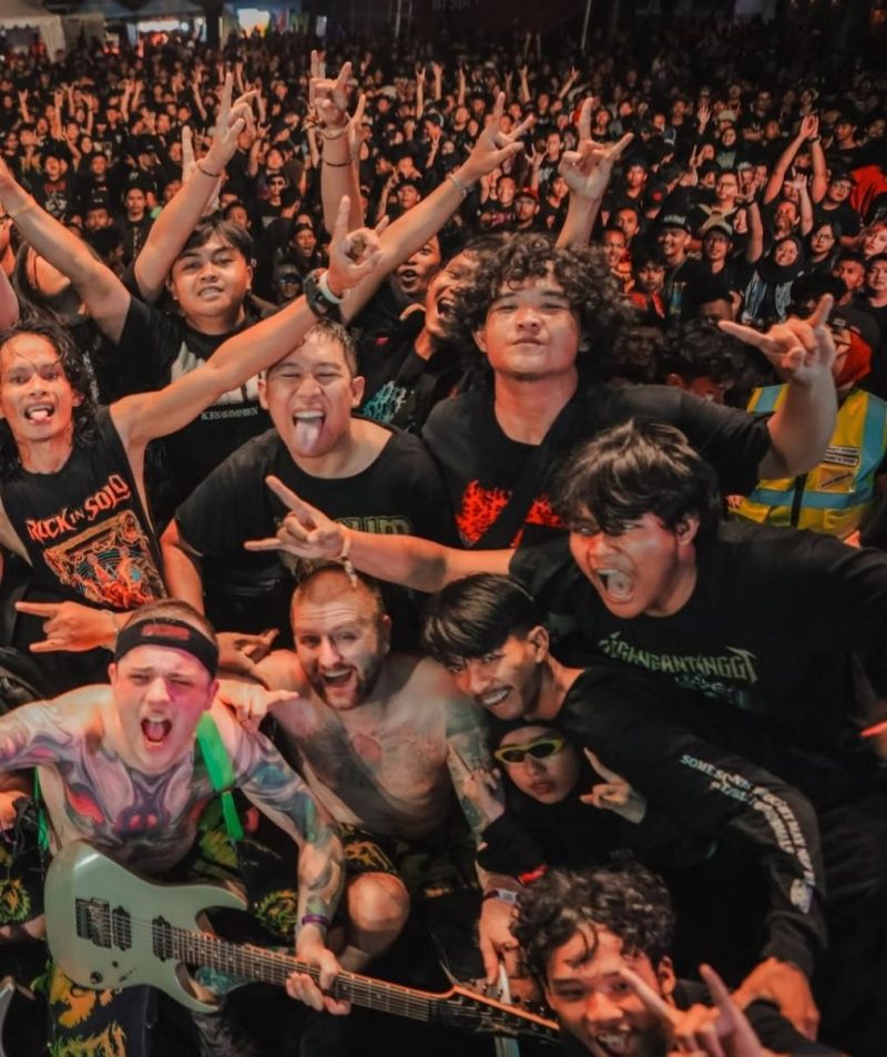 Stilbirth, band death metal asal Jerman, berpose bersama penonton usai sukses mengobarkan panggung Rock in Solo 2025 (Foto Instagram @rockinsolofestival)