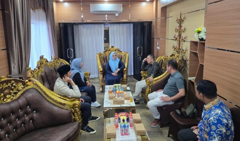 Wakil Ketua I DPRD Mura, Dina Maulidah bersama anggota DPRD menerima kunker DPRD Kobar dan DPRD Seruyan (foto: Istimewa)
