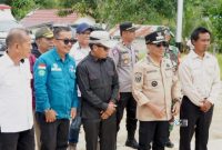Ketua DPRD Murung Raya Rumiadi(tengah baju hitam), (foto: istimewa)
