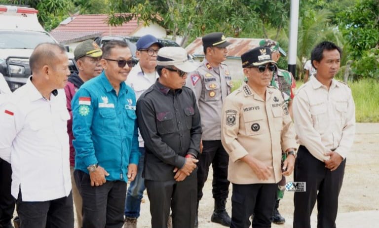 Ketua DPRD Murung Raya Rumiadi(tengah baju hitam), (foto: istimewa)