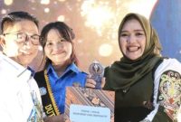 Dina Maulidah saat menerima penghargaan dari Bupati Heriyus (foto: istimewa)