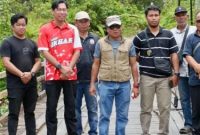 Ketua DPRD Rumiadi bersama Camat Permata Intan saat meninjau rencana pembangunan infrastruktur jalan dan jembatan (foto: istimewa)