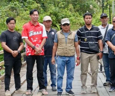 Ketua DPRD Rumiadi bersama Camat Permata Intan saat meninjau rencana pembangunan infrastruktur jalan dan jembatan (foto: istimewa)
