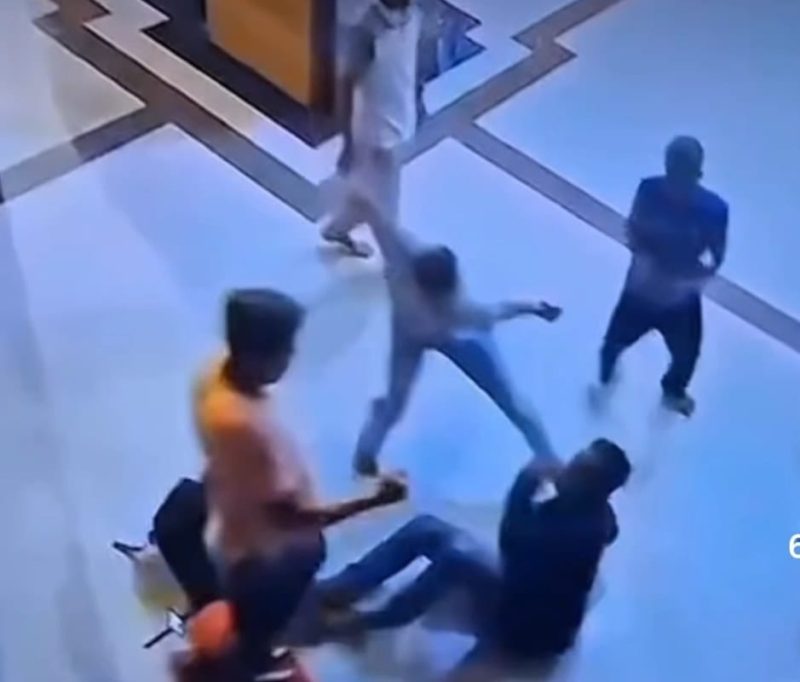Rekaman CCTV saat korban Arjuna Tamaraya (21) dianiaya di Masjid Agung Sibolga. (foto: Istimewa)