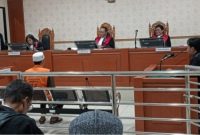 Terdakwa Saprudin saat mendengarkan tuntutan jaksa penuntut umum Masrita Fakhliyana SH pada sidang Senin (3/11/2025).