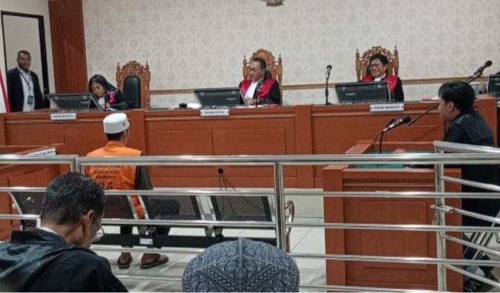 Terdakwa Saprudin saat mendengarkan tuntutan jaksa penuntut umum Masrita Fakhliyana SH pada sidang Senin (3/11/2025).