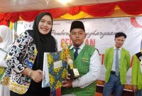 Wakil Ketua I DPRD Murung Raya, Dina Maulidah, saat memberikan piagam penghargaan kepada salah satu peserta pemenang Lomba Bertutur (foto: Maya)