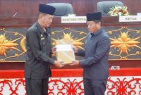 Ketua DPRD Rumiadi terima rancangan Perubahan KUA-PPAS Tahun Anggaran 2025 yang diserahkan oleh Plt Sekda Sarwo Mintarjo (foto: istimewa)